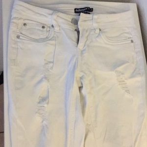 Whit ripped pants